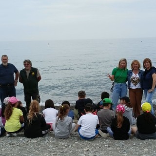 Vallecrosia, lezione all'aria aperta: i bimbi dell'Andrea Doria visitano l'associazione Marinai (Foto e video)