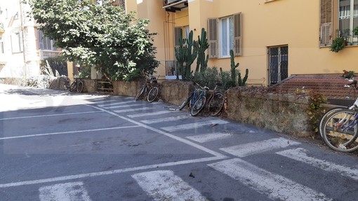 Sanremo: biciclette abbandonate da tempo in via San Francesco, i residenti chiedono un intervento (Foto)