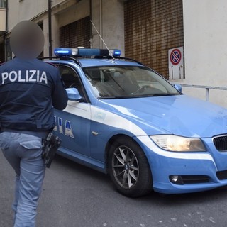 Sanremo: blitz della Polizia questa sera in via Astraldi, fermate 4 persone nel contrasto al traffico di droga (Foto)