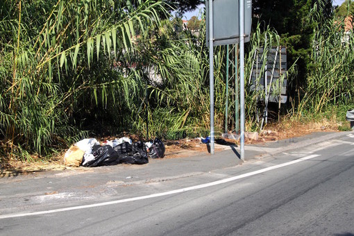 Sanremo: a Bussana la rotonda della ‘Serenella’ è ancora terra di conquista per i ‘furbetti’ della spazzatura