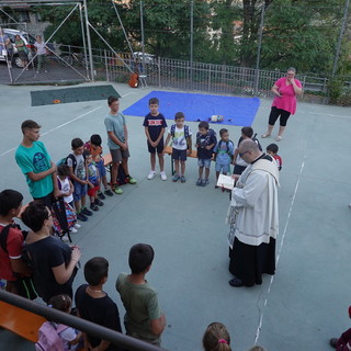 A Villa Viani si ripete la tradizione della benedizione degli zainetti prima del via all'anno scolastico