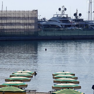 Sanremo: manca un pezzo di barriera anti inquinamento sulle spiagge del centro, lettera del Comune (Foto)