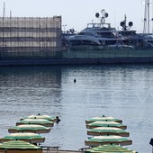 Sanremo: manca un pezzo di barriera anti inquinamento sulle spiagge del centro, lettera del Comune (Foto)