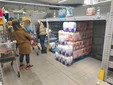 Gli scaffali di un supermercato vuoti