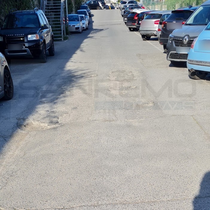 Sanremo: buche in via Gavagnin, una nostra lettrice &quot;La situazione sta degenerando&quot; (Foto)