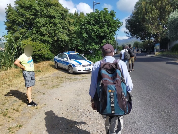 Diano Marina: contrasto al commercio abusivo, stamane blitz della Municipale sui bus navetta