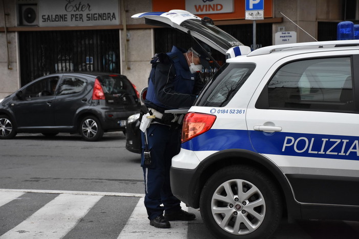 Sanremo: 46enne tossicodipendente tenta di scippare una donna, denunciata dalla Polizia Municipale