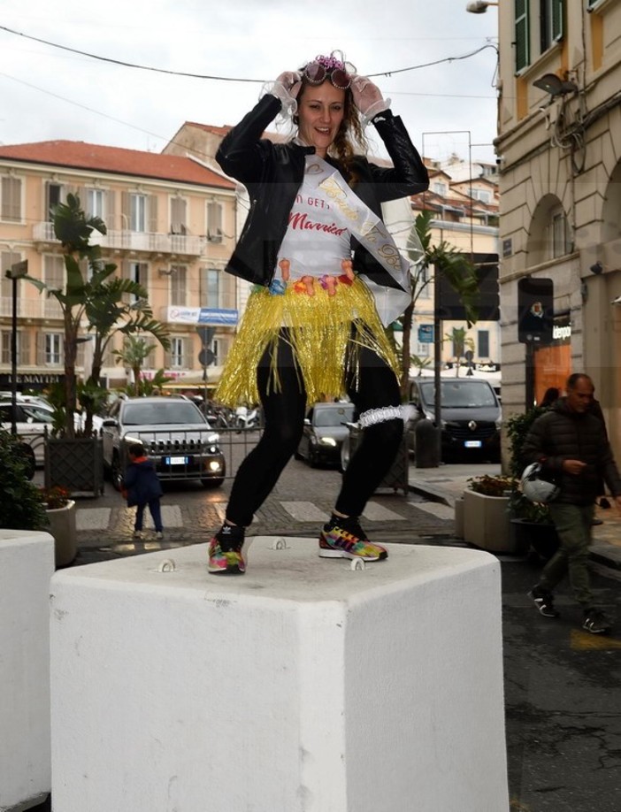 Sanremo: addio al nubilato con la danza sui 'cubi' di via Matteotti ieri sera nel centro città (Foto)