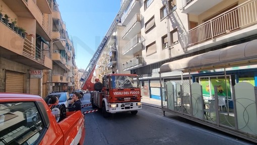 Sanremo: marmi pericolanti questa mattina in via Martiri, intervento dei Vigili del Fuoco