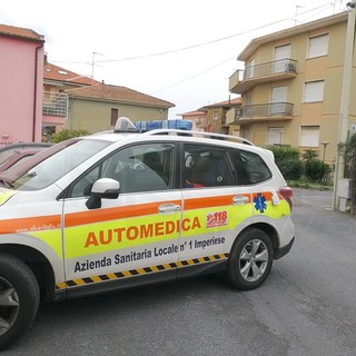 Diano Marina: 70enne cade da un tetto in via Colombera, in gravi condizioni ma un albero attutisce la caduta (Foto)