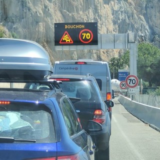Turisti francesi verso l'Italia e un cantiere provocano 10 km di coda sull'autostrada tra Mentone e Ventimiglia (Foto)