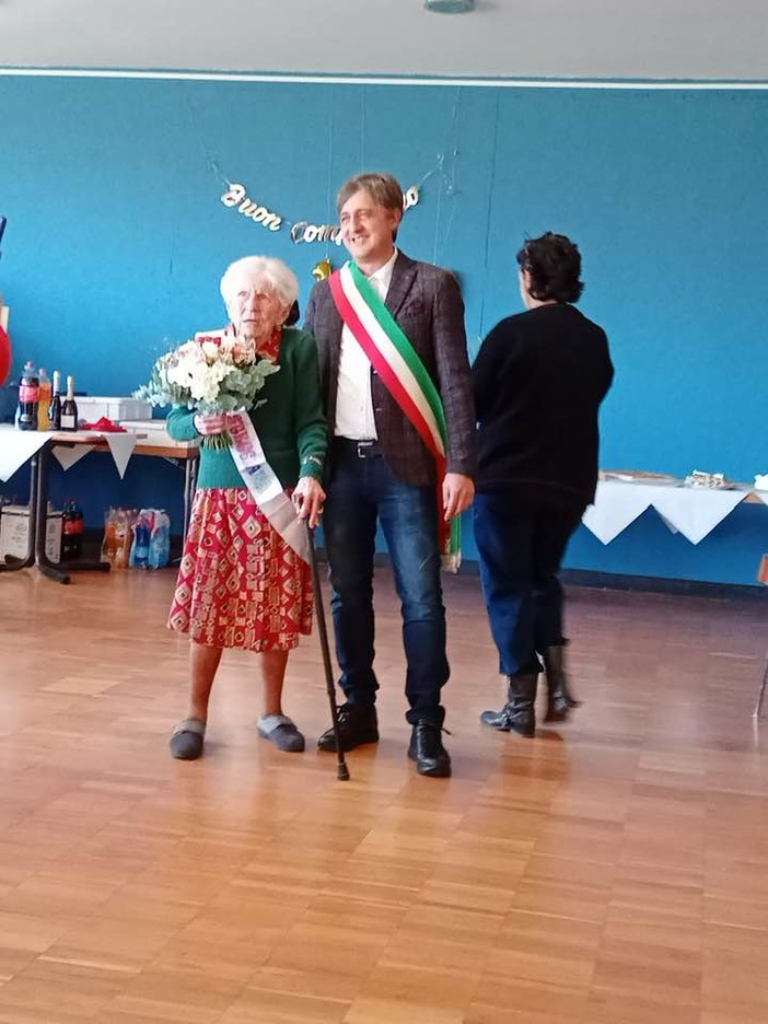 Camporosso, i cittadini festeggiano il centesimo compleanno di Flora Gibelli (Foto)