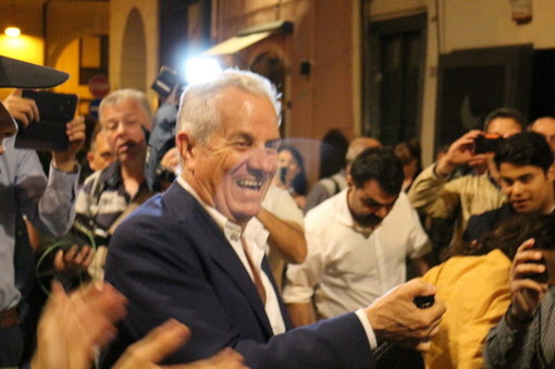 Lui è tornato: la notte del neo Sindaco di Imperia Claudio Scajola in 15 fotografie, dall'attesa alla festa (Foto)