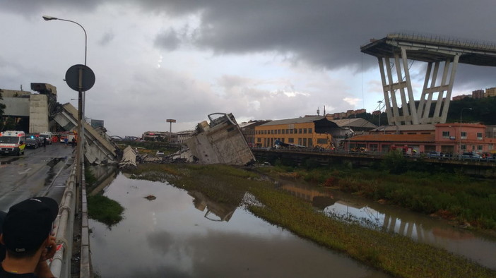 Crollo del ponte Morandi: serrande abbassate a metà durante i funerali di stato, la proposta di Confcommercio Imperia