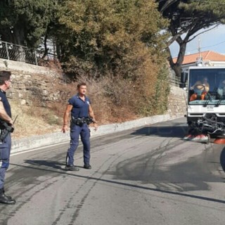 Sanremo: cocci di bottiglia in via Duca D'Aosta, ciclisti forano e chiedono l'intervento del Comune (Foto)