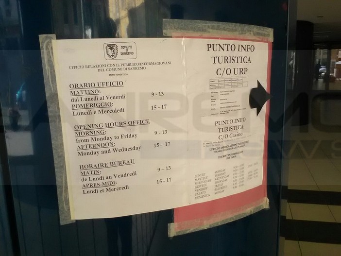 Sanremo: cartelli per le informazioni turistiche su carta A4 ed attaccati con lo 'scotch' al Palafiori