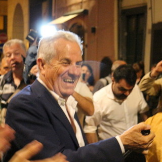 Lui è tornato: la notte del neo Sindaco di Imperia Claudio Scajola in 15 fotografie, dall'attesa alla festa (Foto)