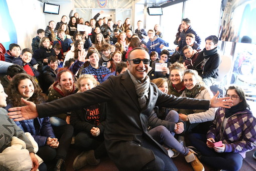 #Sanremo2015: una vita da social, Carlo Conti incontra gli studenti delle scuole sul truck della Polizia