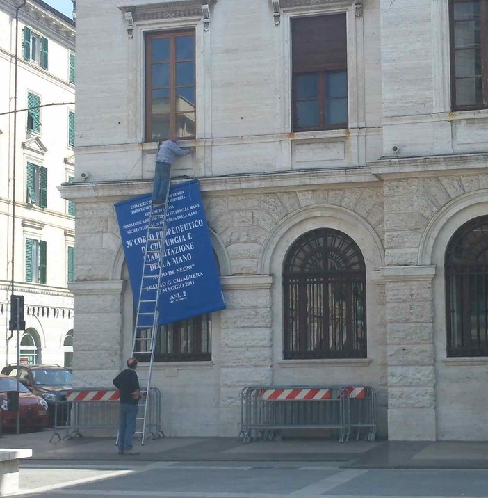 Piccole cose. Asl: lo striscione per il 30° anniversario di chirurgia della mano issato su Palazzo Sisto senza misure di sicurezza?