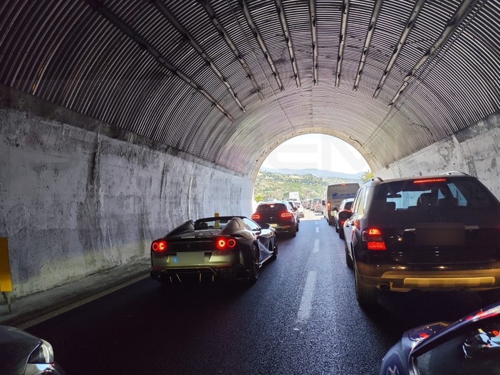 Ore di coda sull'autostrada: operatori turistici preoccupati e tra chi ha la seconda casa anche la minaccia di vendere e non tornare più