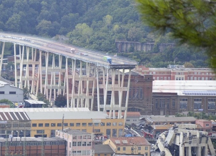 Crollo del ponte sul Polcevera a Genova: il camion Basko ancora sul ciglio del baratro con il motore acceso (Foto e Video)