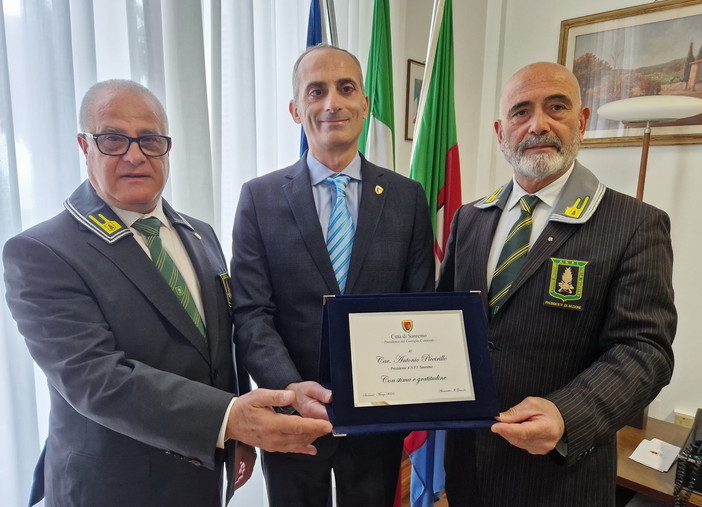 Sanremo: il presidente del Consiglio Alessandro Il Grande consegna una targa all'Anfi