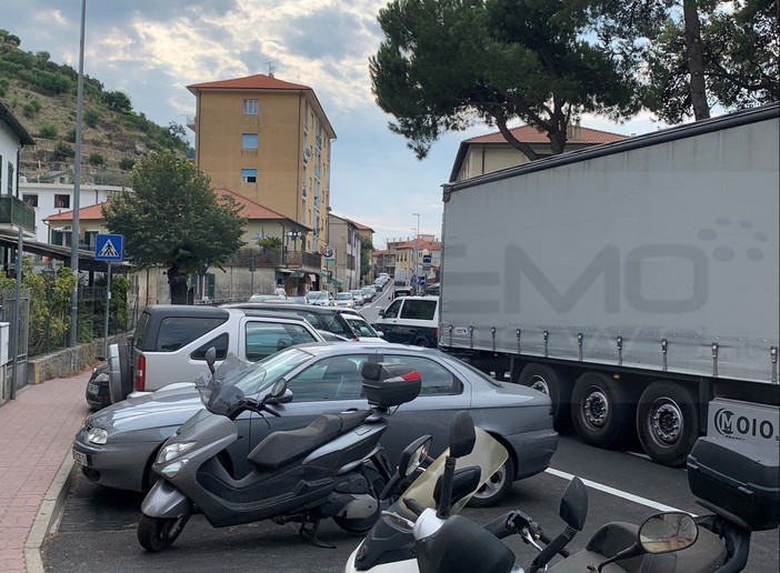Ventimiglia: camion enormi in frazione Latte alla rotonda, le proteste dei residenti (Foto)