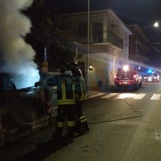 Diano Marina: a fuoco alcuni cassonetti della differenziata, intervento dei Vigili del Fuoco (Foto)