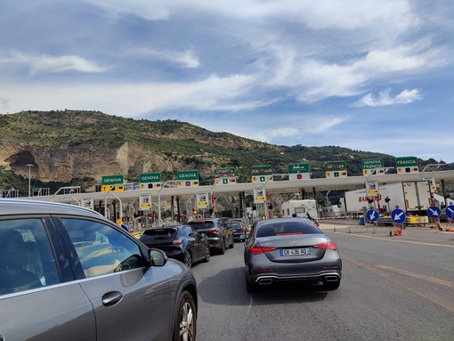 Ventimiglia: traffico e lunghe code alla barriera della A10, gli automobilisti &quot;Aprite più caselli!&quot;