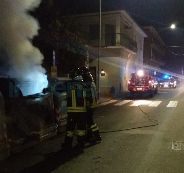 Diano Marina: a fuoco alcuni cassonetti della differenziata, intervento dei Vigili del Fuoco (Foto)