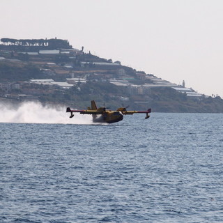 Incendi in provincia di Imperia: con 3 Canadair, un elicottero e 100 uomini a terra la situazione sta migliorando (Foto e Video)