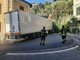 Bordighera: camion incastrato in via dei Colli, serve l'intervento dei Vigili del Fuoco (Foto)
