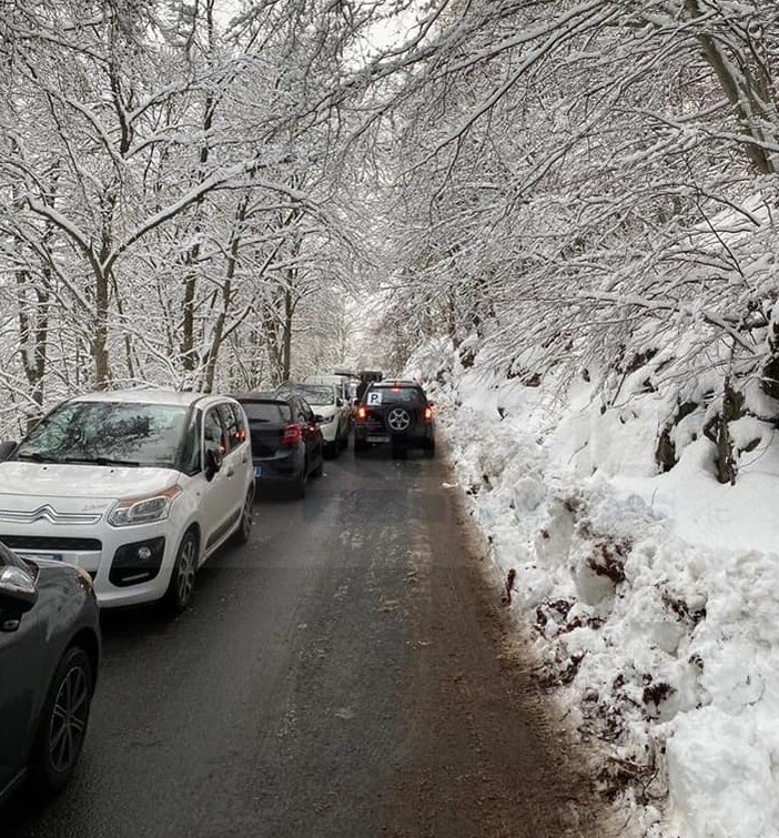 In tanti ieri alla ricerca di 'libertà' e della neve appena caduta: lunghe code sulla strada per Colle Melosa (Foto)