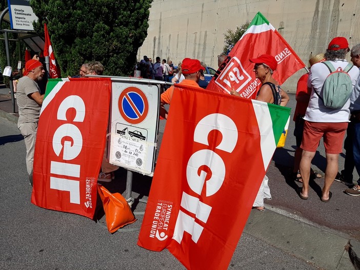 Sanremo: la Panchina Arcobaleno nella Piazzetta dei Diritti della Cgil