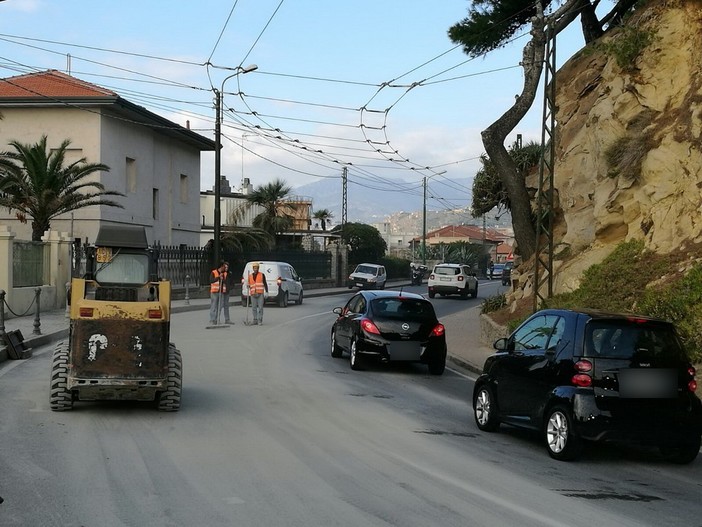 Bordighera: bilico perde sacchi di cemento sull'Aurelia, in corso la pulizia. La strada riaprirà totalmente tra poco