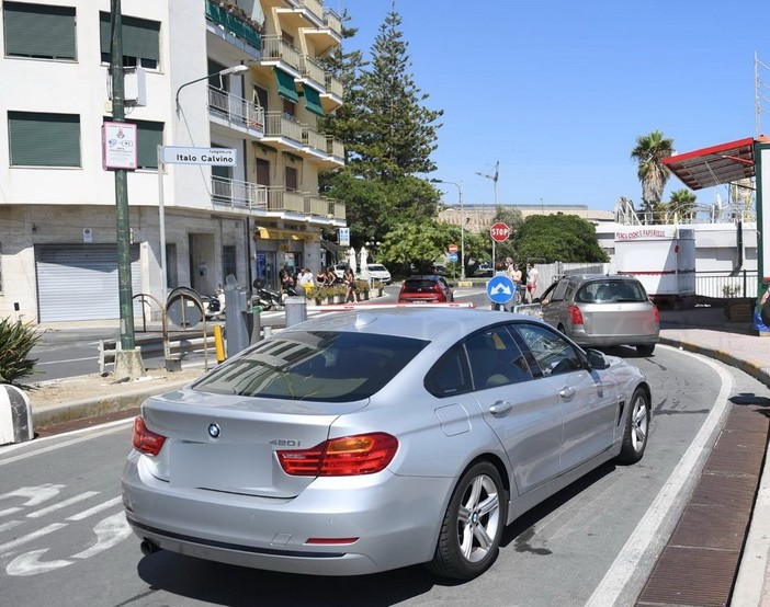 Una delle code all'uscita del parcheggio