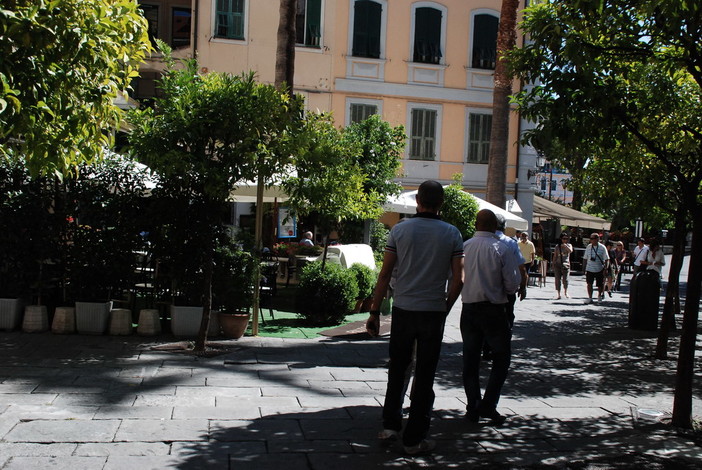 Sanremo: un metro quadro di fiori per abbellire l'ingresso del negozio ed arriva una multa dal 183 euro