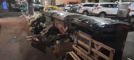 Ventimiglia: cassonetti strapieni e immondizia ovunque, la differenziata sembra non decollare (Foto)