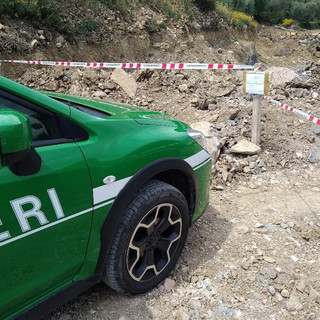 Ventimiglia: sotterrano il cemento di un palo caduto nel Roya anzichè smaltirlo, denunciati dai Carabinieri Forestali