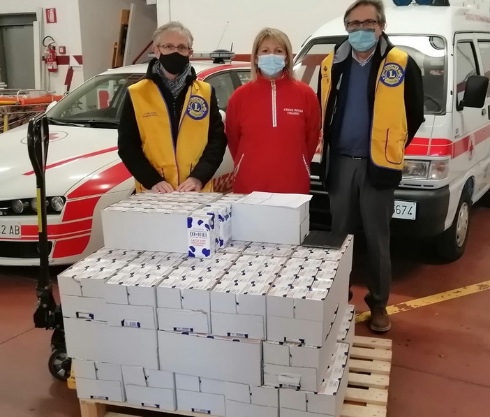 Il Lions Club Imperia Host vicino a chi ha bisogno: donati 400 litri di latte consegnati alla Croce Rossa