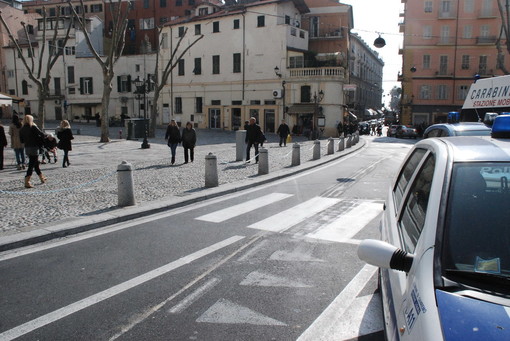 Sanremo: dopo la segnalazione di un lettore tolto un pezzo di catena di fronte al passaggio pedonale