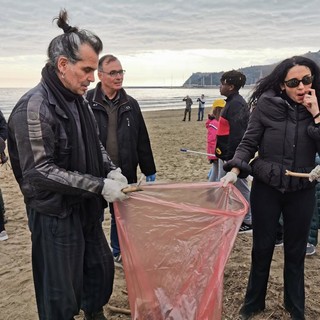 Durante il Festival, Piero Pelù e Legambiente fanno tappa a Sanremo: il ‘Clean beach tour’ il 5 febbraio alla spiaggia di Bussana