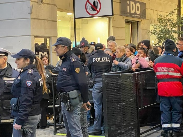 Sanremo: troppe persone all'interno della zona rossa in centro, chiusi i varchi e attimi di tensione (Foto)