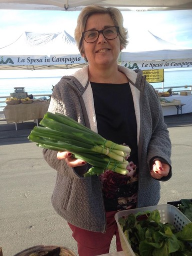 Grande curiosità per la cipolla egiziana ligure in vendita al mercato di Bordighera (foto)