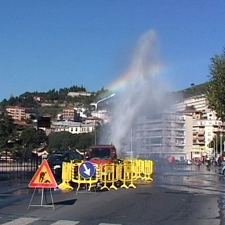 Imperia: esplode una tubatura dell'acqua. Geyser alto più di dieci metri