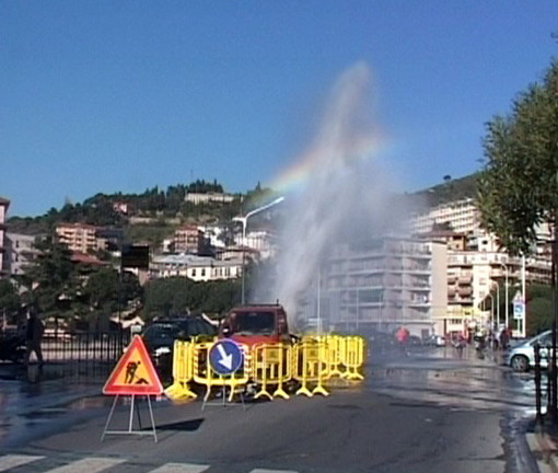 Imperia: esplode una tubatura dell'acqua. Geyser alto più di dieci metri