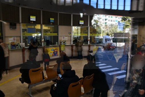 Sanremo: pensione e tasse, code lunghissime agli uffici postali con le lamentele degli utenti (Foto)