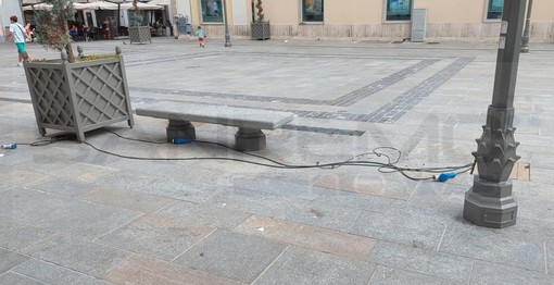 Sanremo: a volte ritornano, in piazza Borea D'Olmo cassette e cavi elettrici abbandonati e pericolosi (Foto)