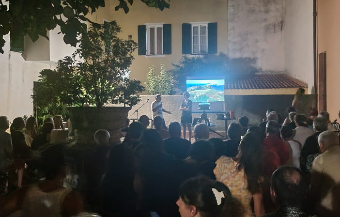 Sanremo: successo di pubblico domenica scorsa a Coldirodi per la conferenza di Chiara Ferrari (Foto)