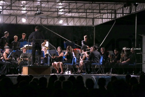 Bordighera: ieri sera ai Giardini Lowe applausi a scena aperta per la banda di Borghetto San Nicolò (Foto)